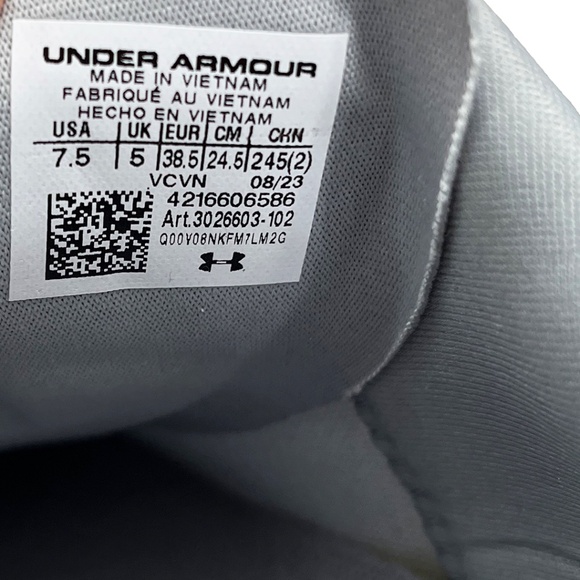 NWOT Under Armour Women’s Softball Cleats Gray Size 7.5 - Picture 12 of 14